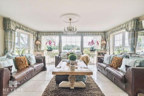 Family Room / Kitchen Seating Area