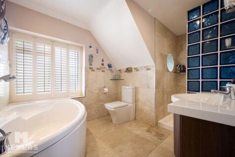 Main Bathroom 