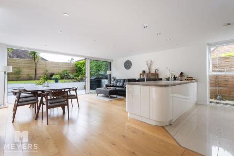 Kitchen / Dining Area 