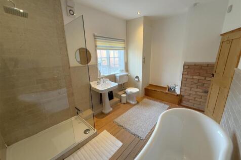 Bathroom B.JPG