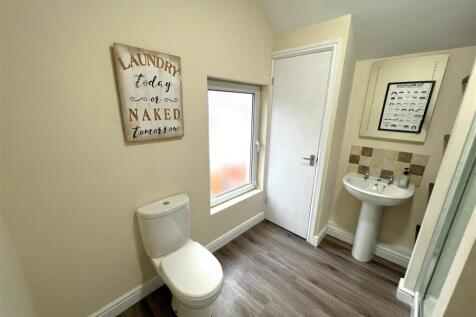 Bathrom B.JPG