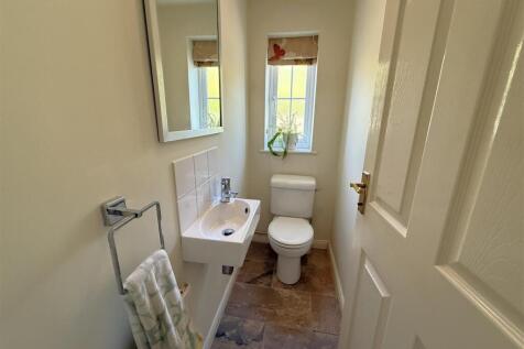 Downstairs WC.JPG