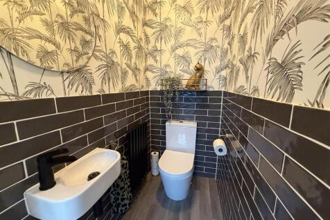 Downstairs WC.JPG