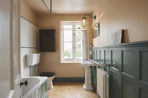 Family Bathroom A.jpg