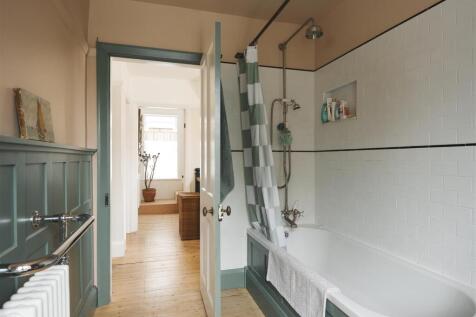 Family Bathroom B.jpg