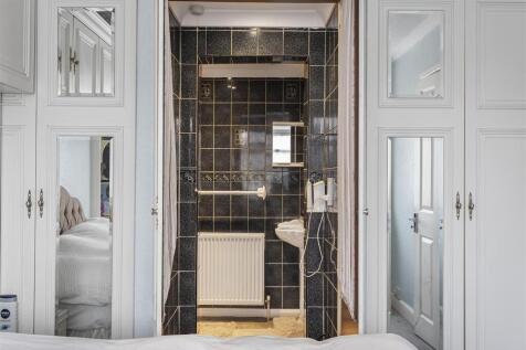 Ensuite Ashford Crescent.JPG