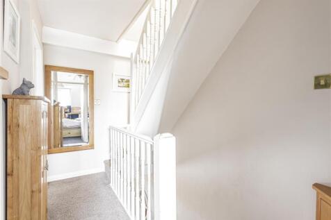 Landing Bedfont Green Close.jpg
