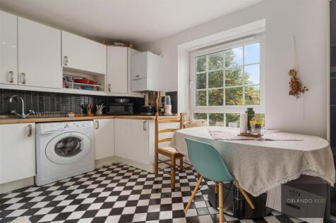 Flat 57, Stockwell Gardens SW9 0RY-8.jpg
