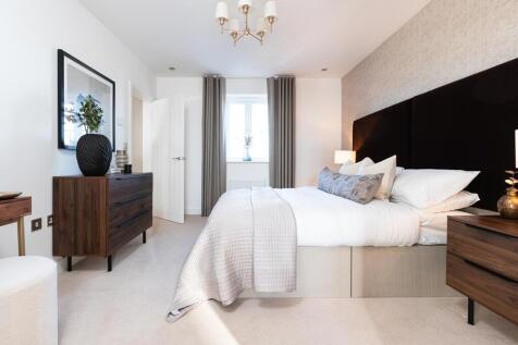 King-size bedroom with it&#39;s own dressing area