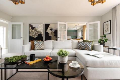 There&#39;s space for the whole family in this spacious living room
