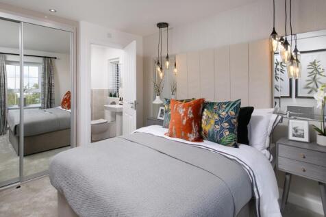 Double bedroom with en suite &amp; built-in storage in Ingleby style home