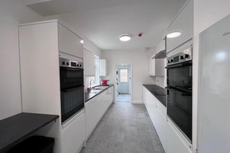 Kitchen 2.jpg