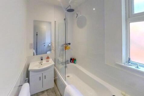 Top-Floor-Flat-32-Nightingale-Bathroom 1.jpg