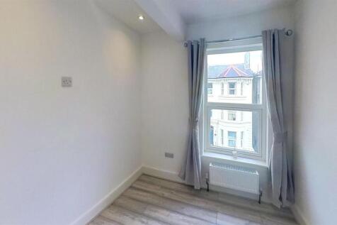 Top-Floor-Flat-32-Nightingale-Bedroom 2.jpg