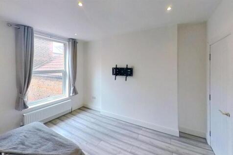 Top-Floor-Flat-32-Nightingale-Bedroom 3.jpg