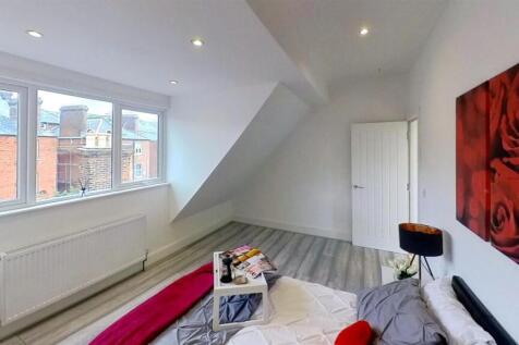 Top-Floor-Flat-32-Nightingale-Bedroom 4.jpg