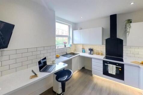 Top-Floor-Flat-32-Nightingale-Kitchen 1.jpg