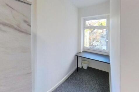 Room 2 - desk area .jpeg