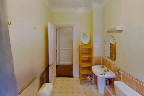 Flat-2-32-33-Hamsphire-Terrace-PO1-2QF-Bathroom.jp
