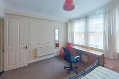 Flat-2-32-33-Hamsphire-Terrace-PO1-2QF-Bedroom.jpg