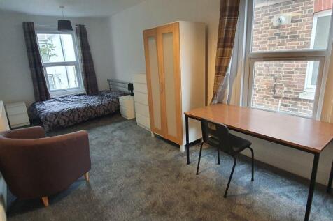 Upstairs back bedroom 1.jpg