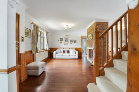 HALL / SITTING ROOM