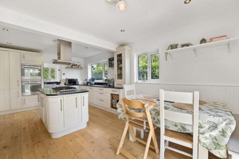 Kitchen/Dining area