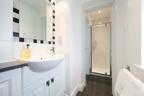 Room 1 En-suite.JPG