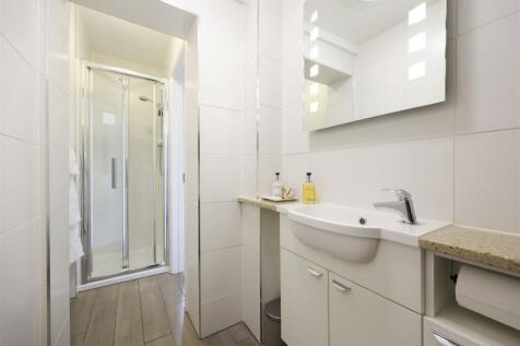 Room 2 En-suite.JPG