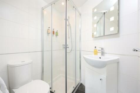 Room 3 En-suite.JPG