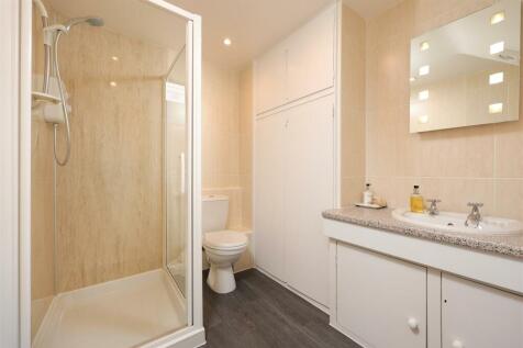 Room 4 En-Suite.JPG