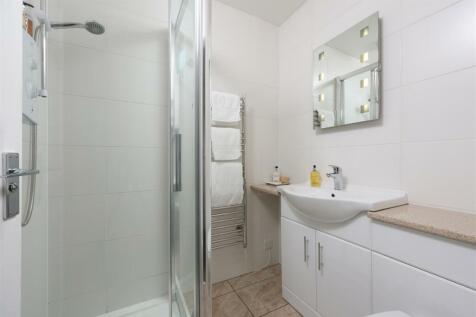 First Floor Annex En-suite.JPG