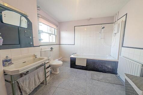 PXL_20251022_103419159 bath.jpg