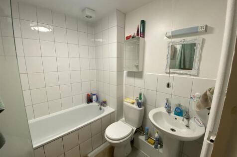 BATHROOM QUEENS LDGE46.JPG