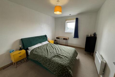 bedroom 1.JPG