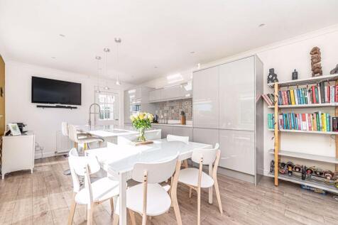 Kitchen/ Dining Area