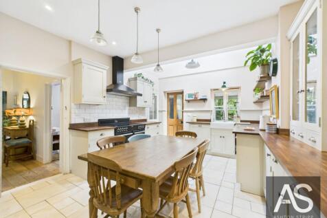 Kitchen / Dining