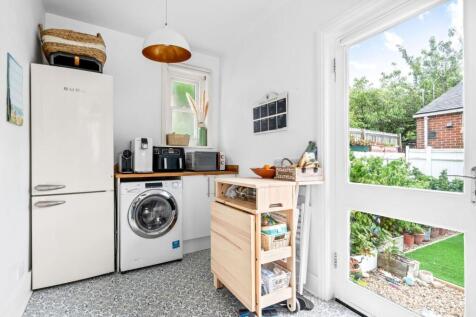 22-web-or-mls-FLAT 1 - 61 WILBURY CRESCENT FINISHE