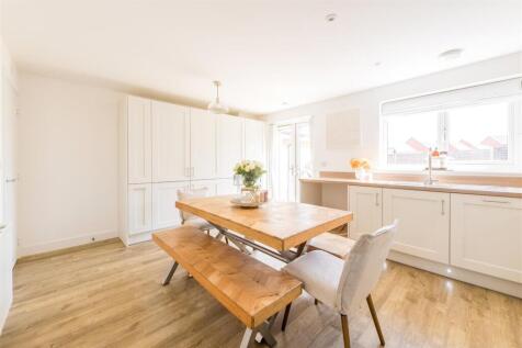 60 Barton Way-4.jpg