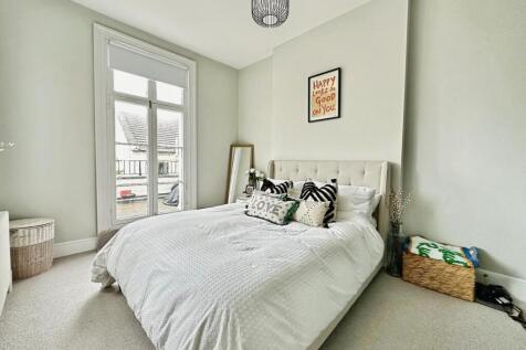 b8e1d26b-Photo 2029-10-2025 2C 2012 2005 2002.jpg