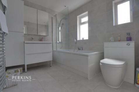bath upstairs.jpg