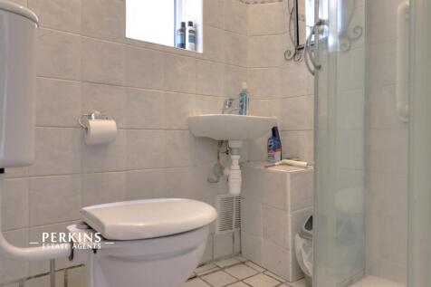 BATHROOM 1.JPG