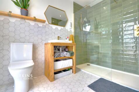 BATHROOM .jpg