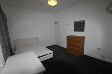 FOUR BEDROOM STUDENT HOUSE FOR AUGUST 25