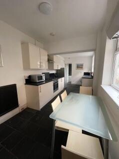 ROOMS AVALIABLE 4 BED HOUSE  STUDENT PROPERTY CLO