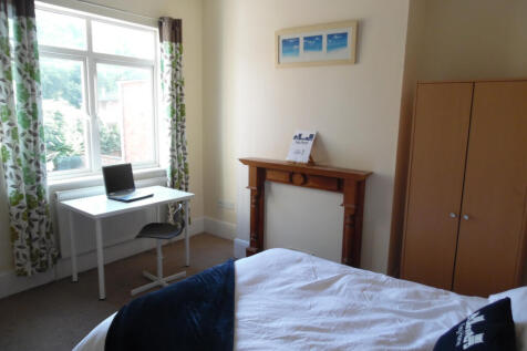 ROOM AVAILABLE IN SHARED STUDENT HOUSE AVAILABLE 