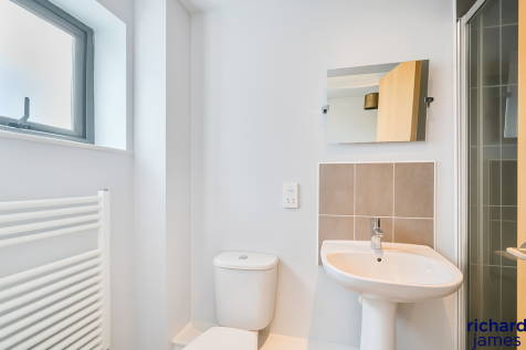 modernbathroomwithsleekfixtures