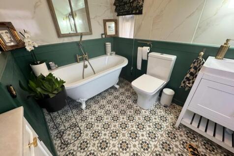 Main Bathroom 