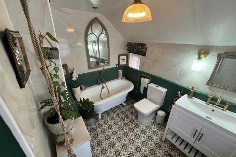 Main Bathroom 