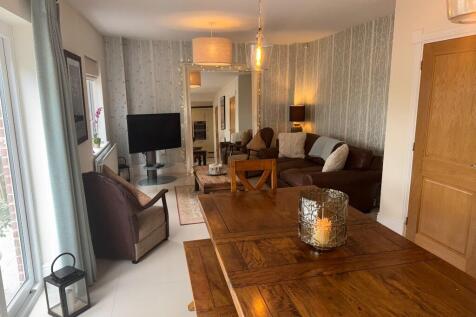 Spacious Lounge 